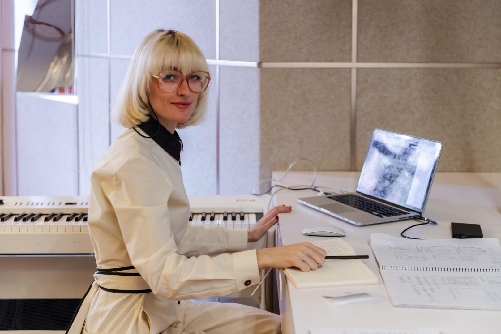 Cintia Lund @ Work