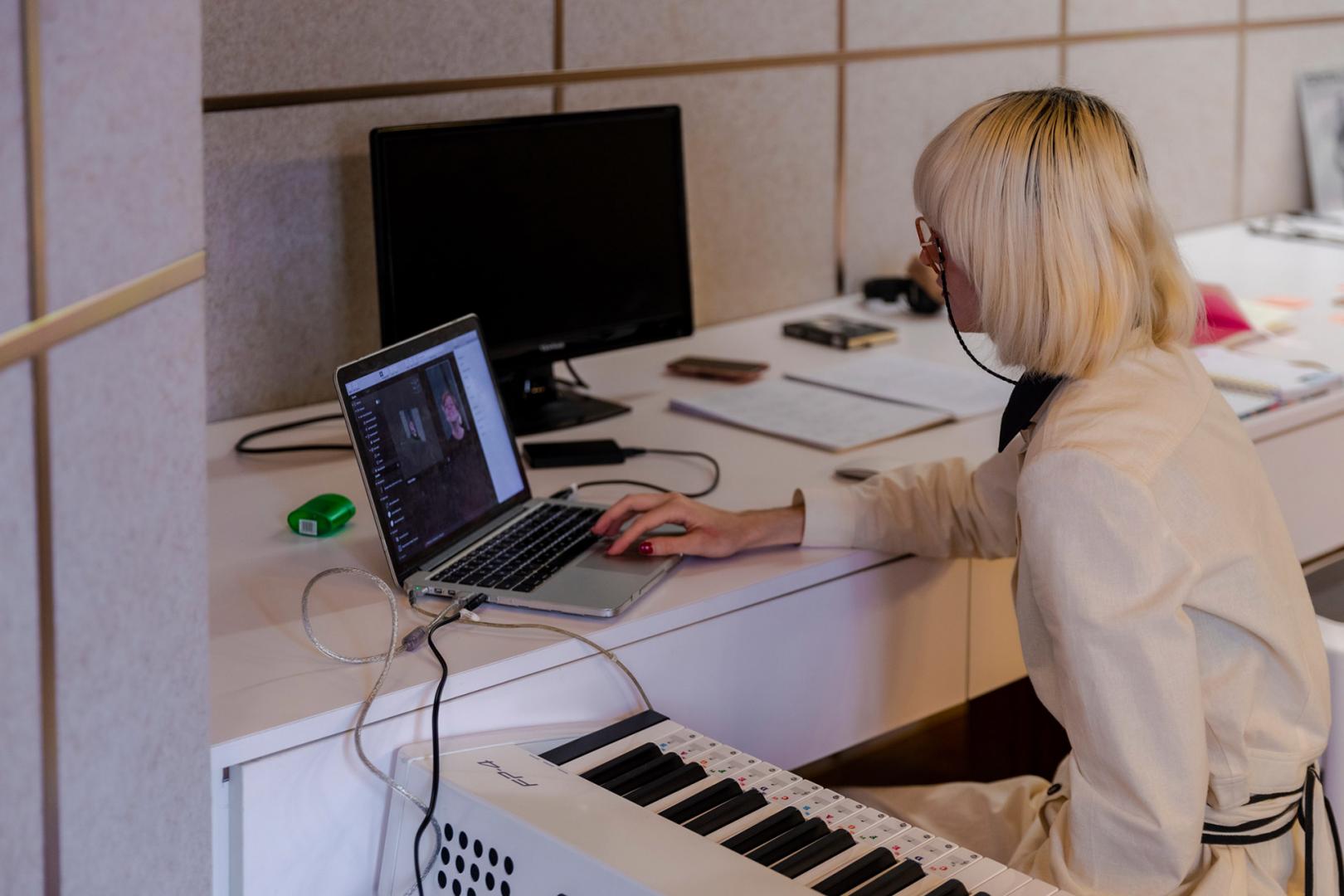 Cintia Lund @ Work